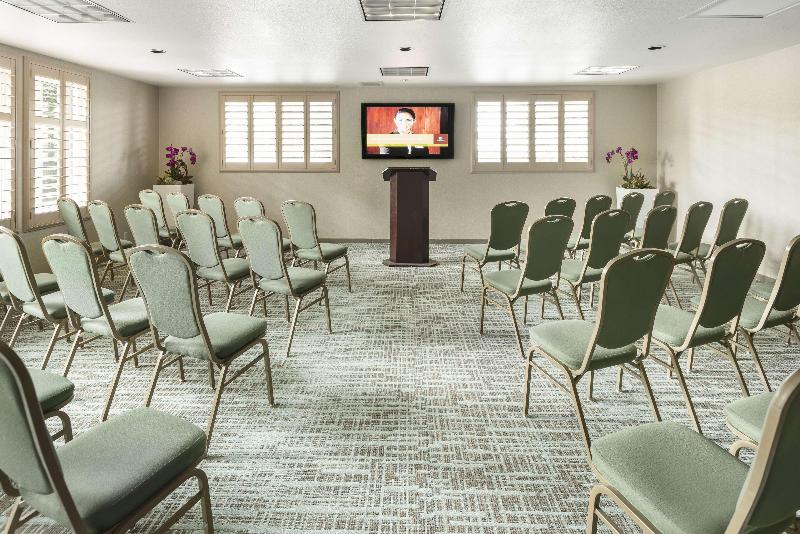 هتل Doubletree By Hilton Campbell  Pruneyard Plaza