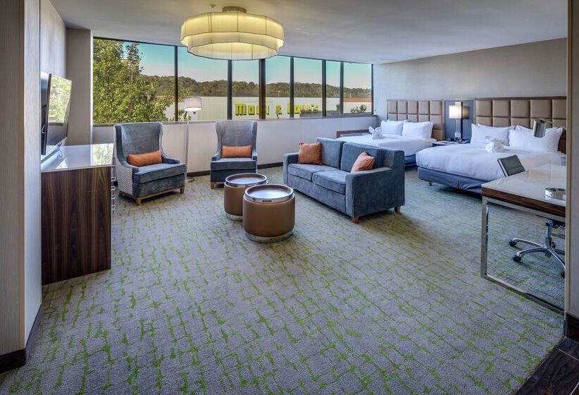 هتل Doubletree By Hilton Huntington