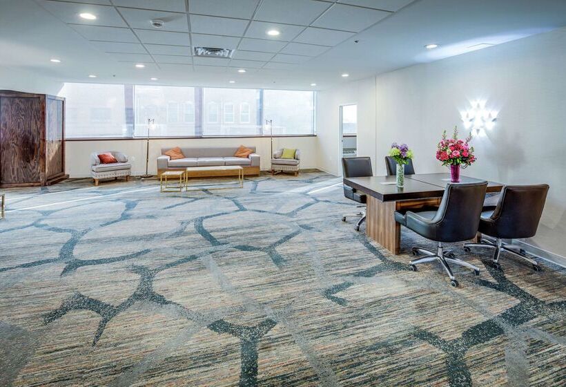 فندق Doubletree By Hilton Huntington