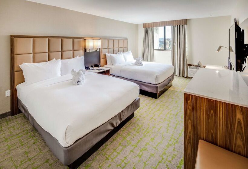 هتل Doubletree By Hilton Huntington