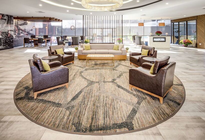 هتل Doubletree By Hilton Huntington