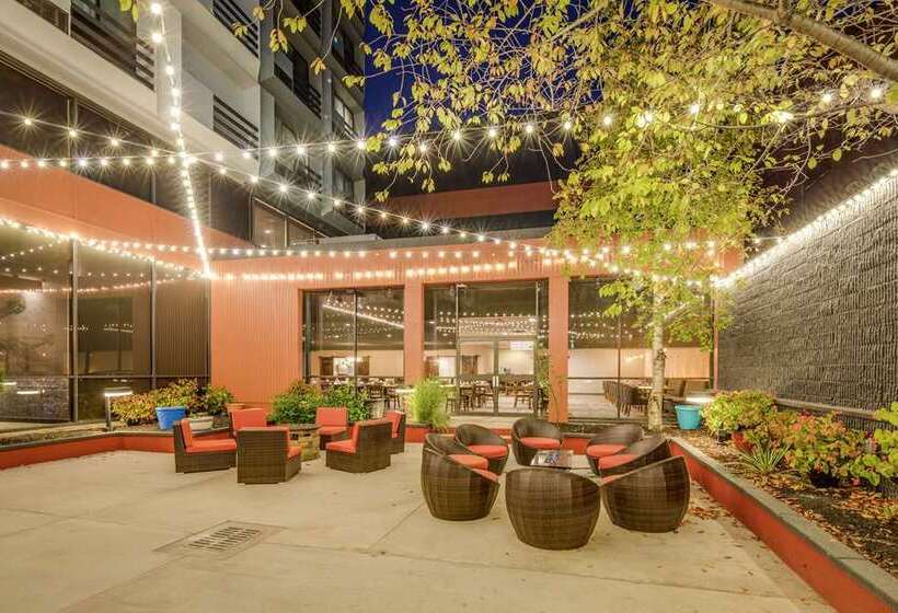 هتل Doubletree By Hilton Huntington
