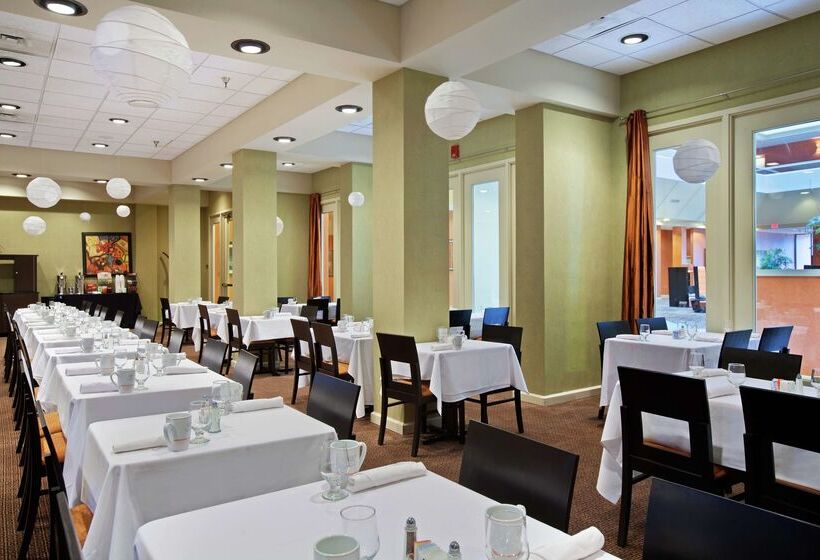 هتل Doubletree By Hilton Springfield