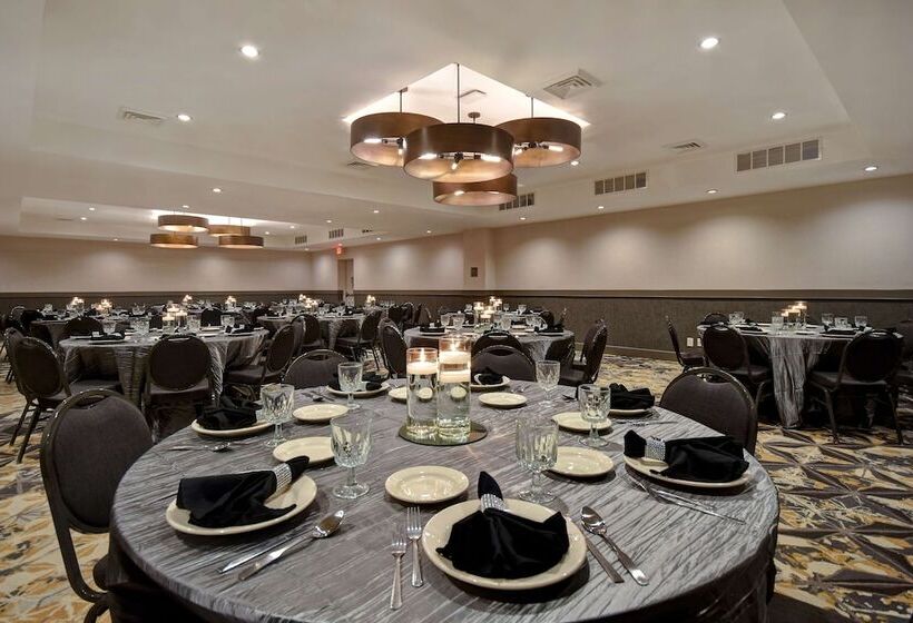 هتل Doubletree By Hilton St. Louis Airport