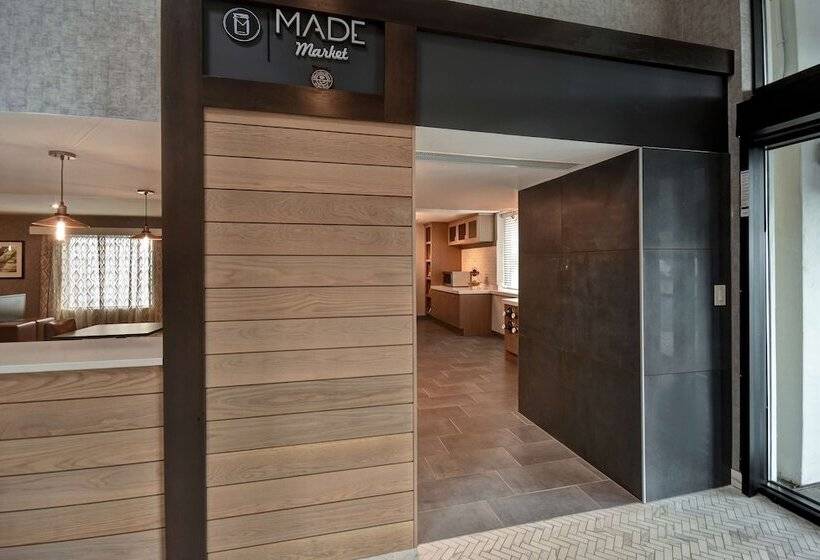 هتل Doubletree By Hilton St. Louis Airport