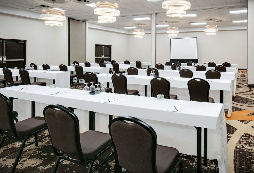 בית מלון כפרי Doubletree By Hilton Dallas   Market Center