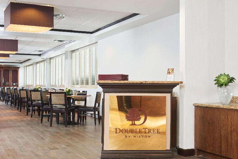 בית מלון כפרי Doubletree By Hilton Dallas   Market Center