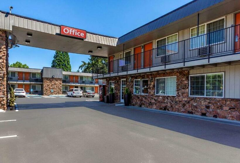 فندق Econo Lodge Inn & Suites West Portland/hillsboro