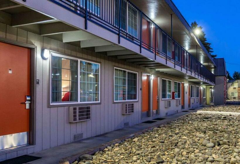 فندق Econo Lodge Inn & Suites West Portland/hillsboro