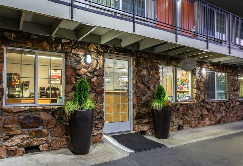 فندق Econo Lodge Inn & Suites West Portland/hillsboro