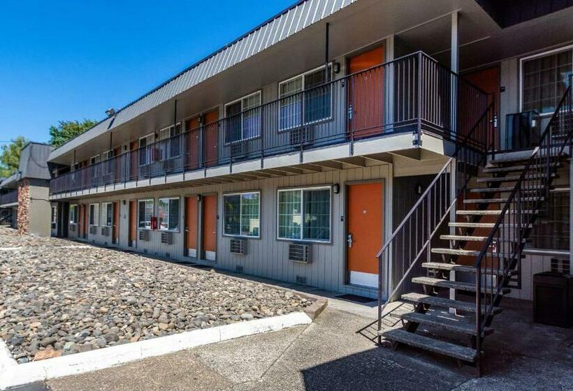 فندق Econo Lodge Inn & Suites West Portland/hillsboro