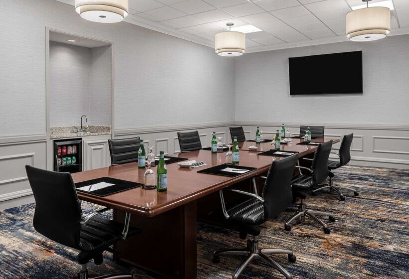 هتل Embassy Suites By Hilton Nashville Airport