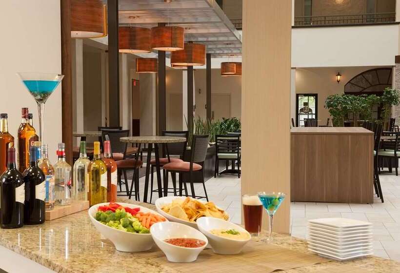 هتل Embassy Suites By Hilton Nashville Airport