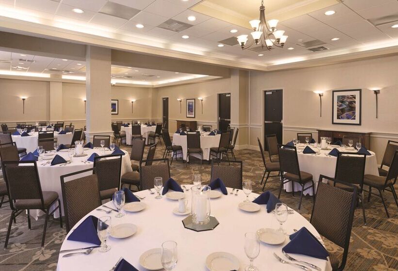 Отель Embassy Suites By Hilton Portland Maine