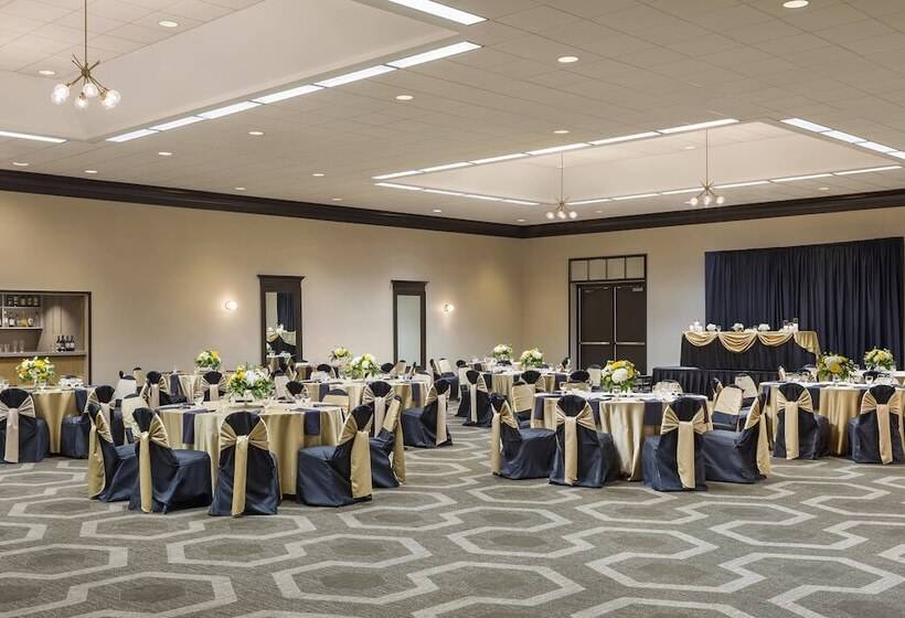 هتل Four Points By Sheraton Milwaukee Airport