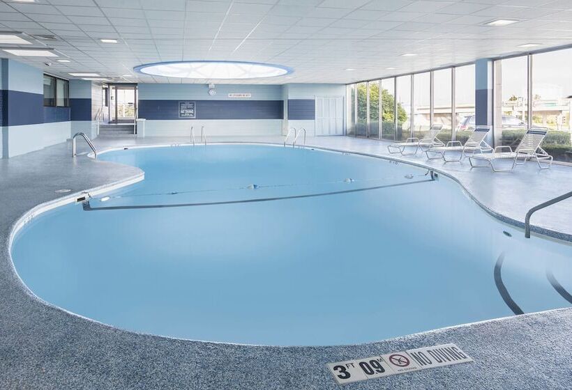 هتل Four Points By Sheraton Milwaukee Airport