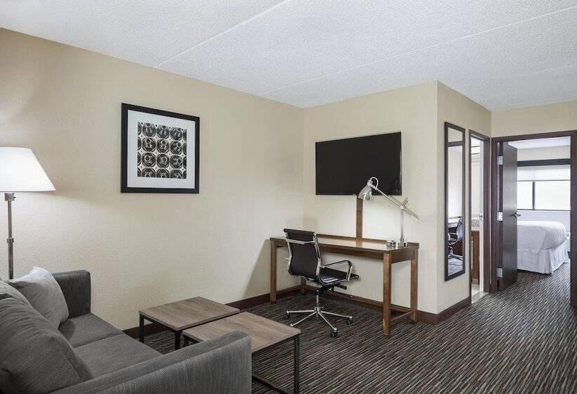 هتل Four Points By Sheraton Milwaukee Airport