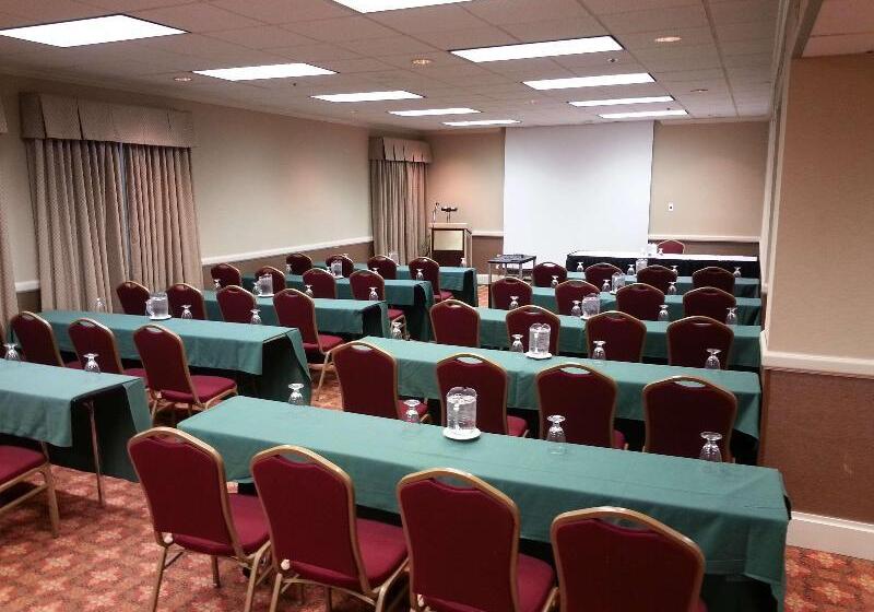 هتل Hilton Appleton Paper Valley