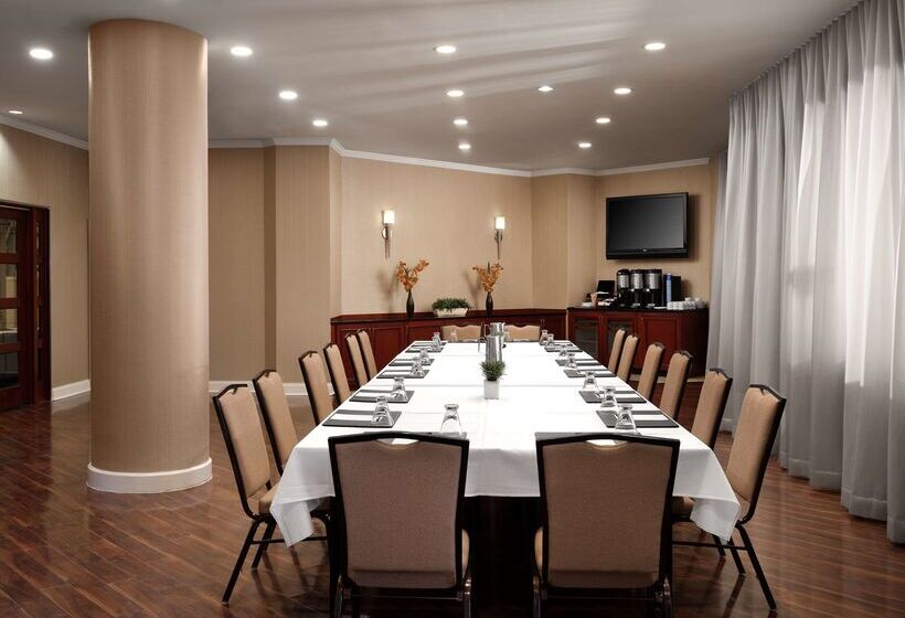 هتل Hilton Arlington