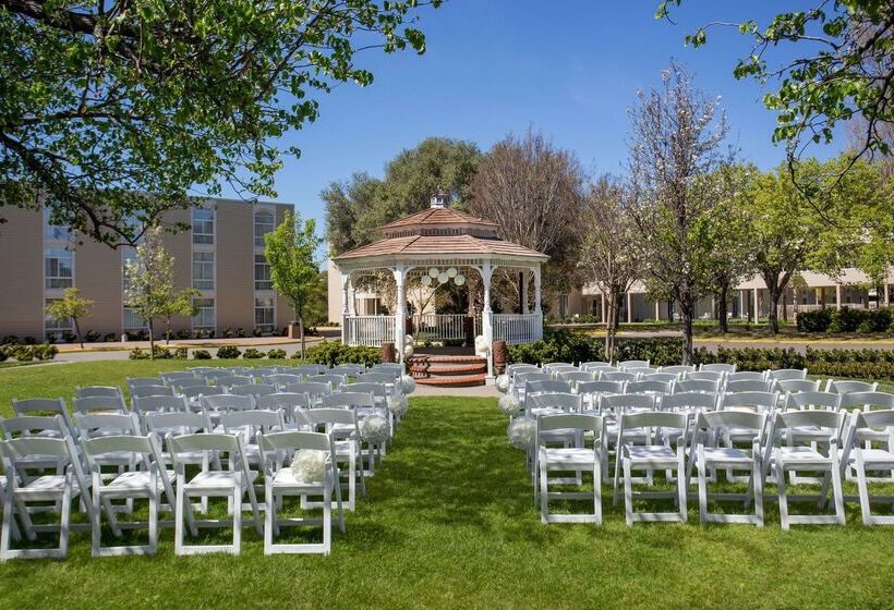 فندق Hilton Oakland Airport