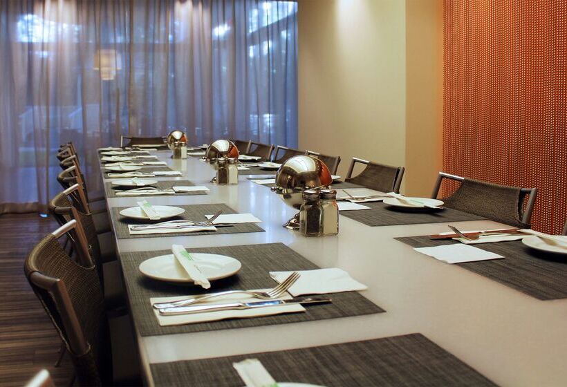 בית מלון כפרי Hilton Waikiki Beach Resort & Spa