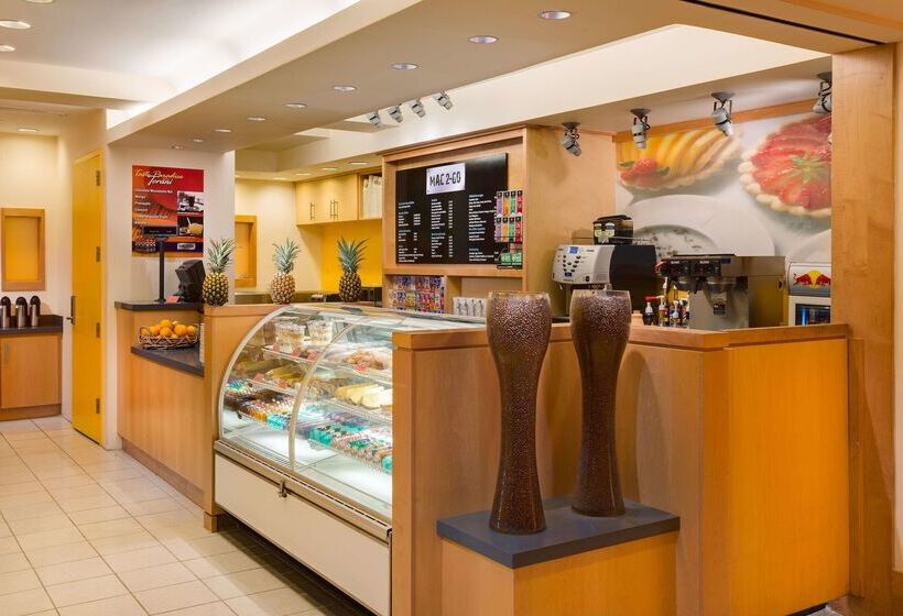 בית מלון כפרי Hilton Waikiki Beach Resort & Spa