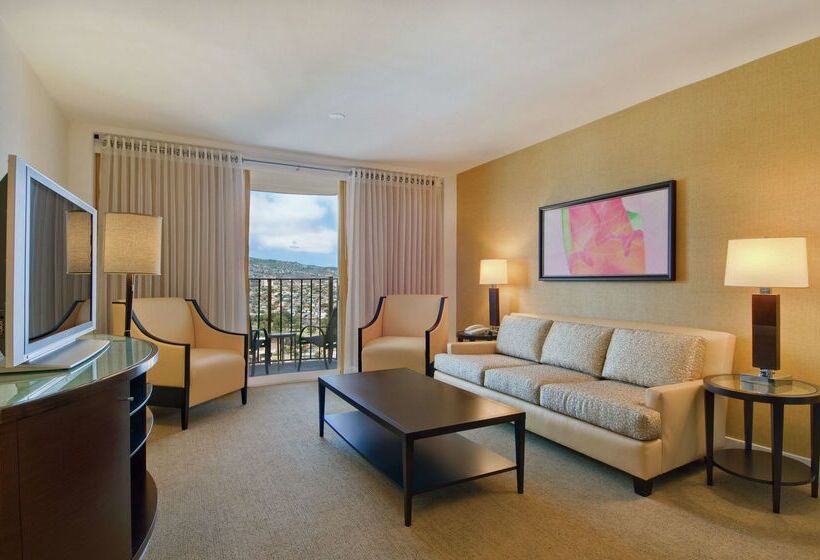 בית מלון כפרי Hilton Waikiki Beach Resort & Spa