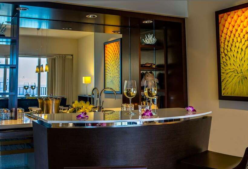 בית מלון כפרי Hilton Waikiki Beach Resort & Spa