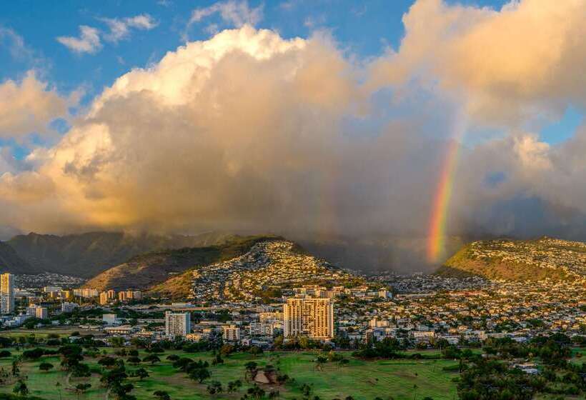 בית מלון כפרי Hilton Waikiki Beach Resort & Spa