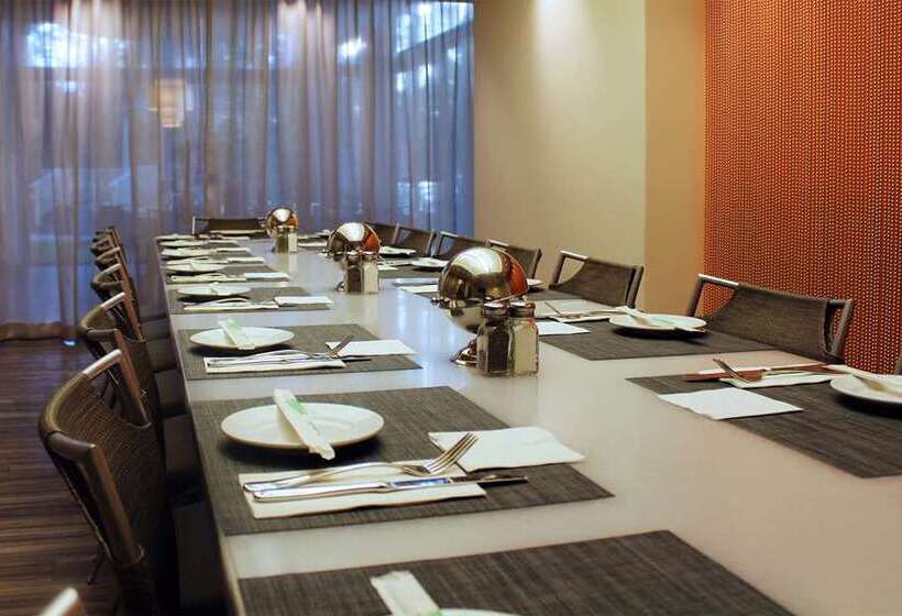 בית מלון כפרי Hilton Waikiki Beach Resort & Spa