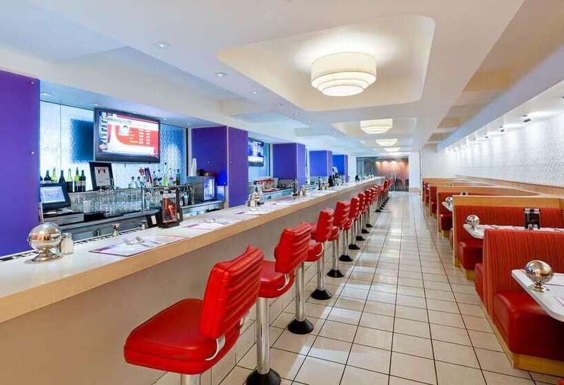 בית מלון כפרי Hilton Waikiki Beach Resort & Spa