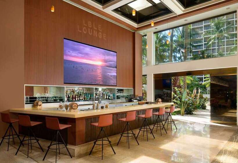 בית מלון כפרי Hilton Waikiki Beach Resort & Spa