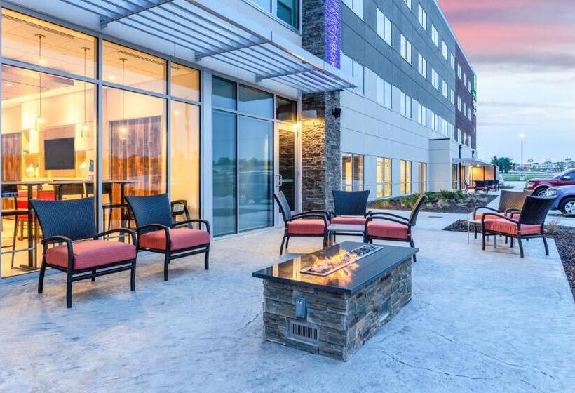 Отель Holiday Inn Express & Suites Springfield North, An Ihg