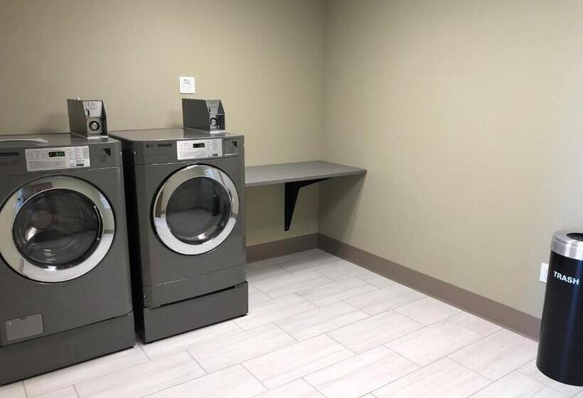 Отель Holiday Inn Express & Suites Springfield North, An Ihg