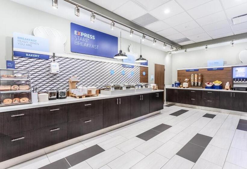 Отель Holiday Inn Express & Suites Springfield North, An Ihg