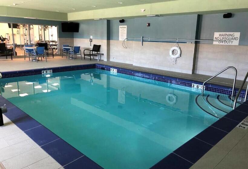 Отель Holiday Inn Express & Suites Springfield North, An Ihg