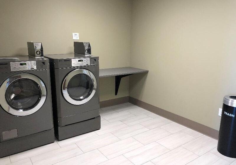 Отель Holiday Inn Express & Suites Springfield North, An Ihg