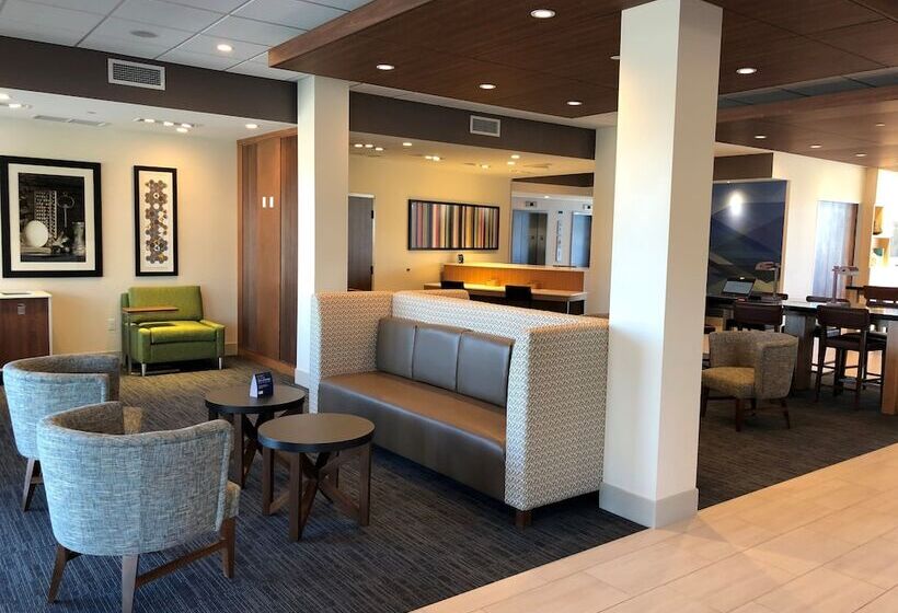 Отель Holiday Inn Express & Suites Springfield North, An Ihg