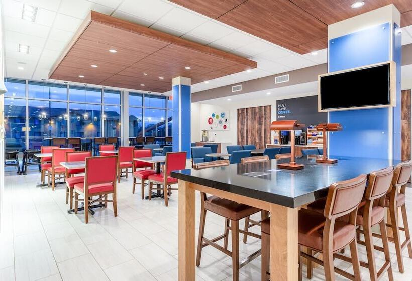 Отель Holiday Inn Express & Suites Springfield North, An Ihg