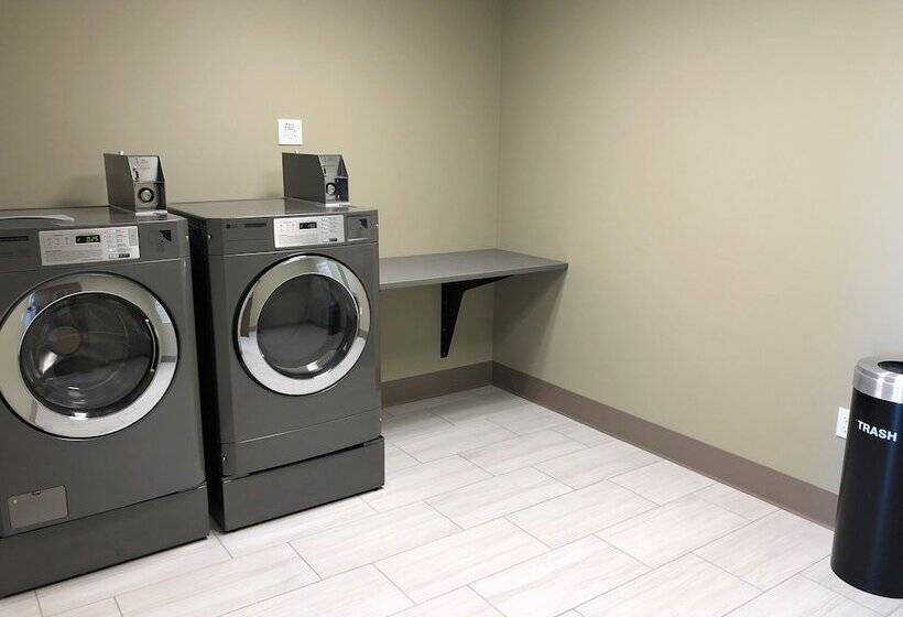 Отель Holiday Inn Express & Suites Springfield North, An Ihg