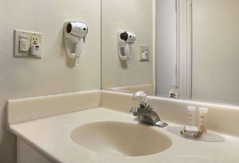 فندق Howard Johnson By Wyndham Buena Park