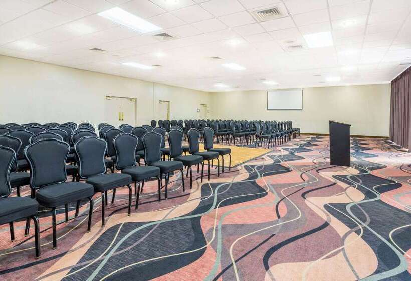 فندق Howard Johnson By Wyndham Lakeland