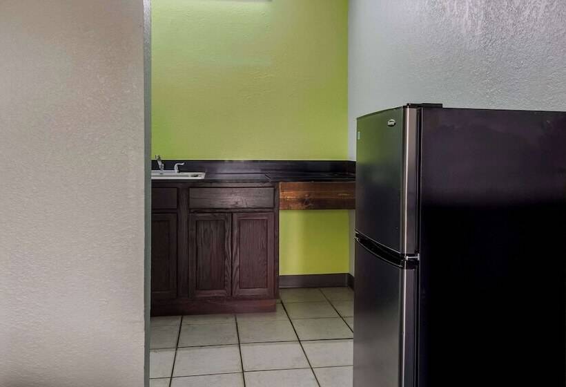 בית מלון כפרי Rodeway Inn Conference Center