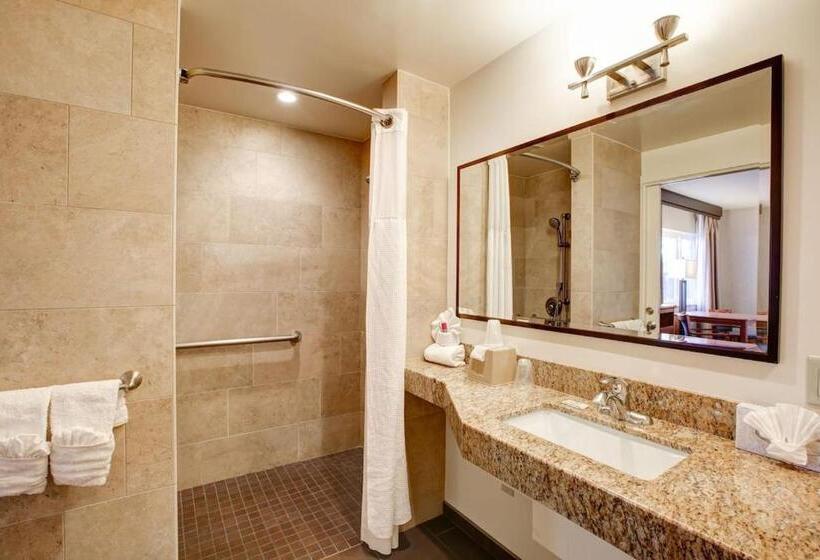 فندق Newport Channel Inn