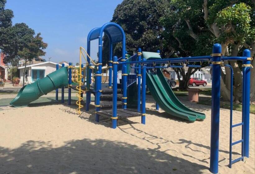 فندق Newport Channel Inn