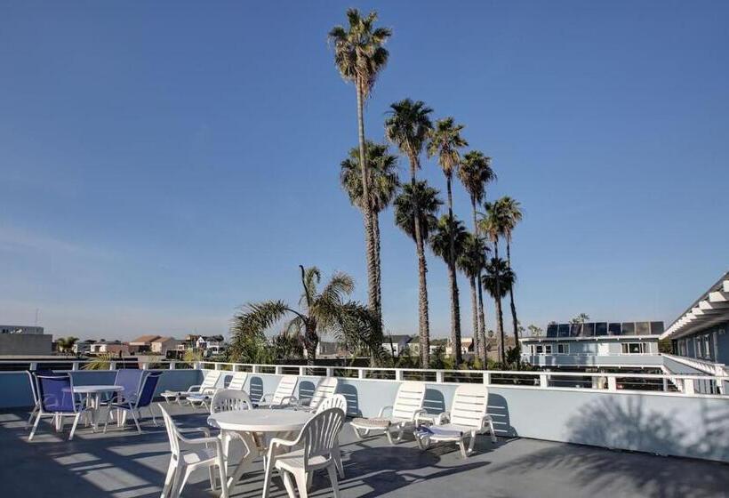 فندق Newport Channel Inn