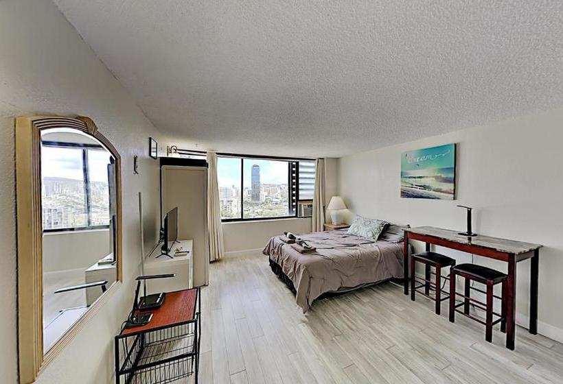 Hawaiian Monarch - Gym & Pool - Walk To The Beach Hotel Room