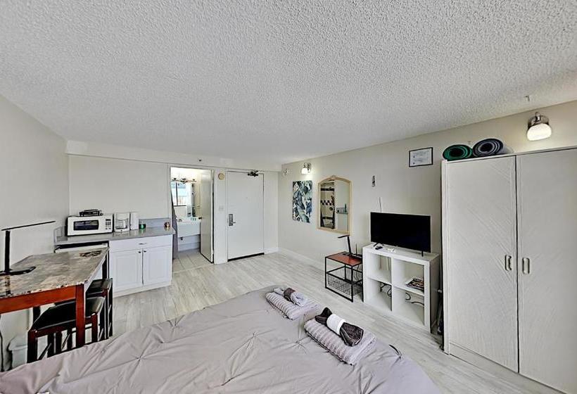 Hawaiian Monarch - Gym & Pool - Walk To The Beach Hotel Room