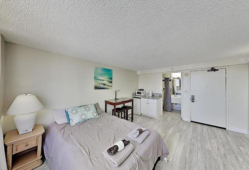 Hawaiian Monarch - Gym & Pool - Walk To The Beach Hotel Room