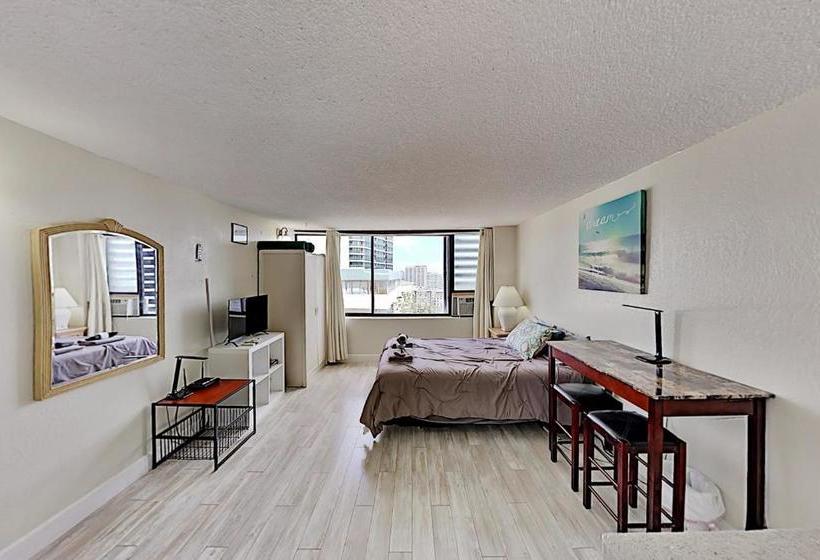 Hawaiian Monarch - Gym & Pool - Walk To The Beach Hotel Room